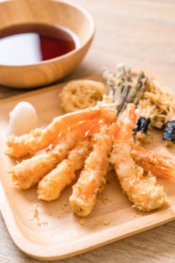 karides tempura (hırpalanmış kızarmış karides) sebze - Japon gıda tarzı