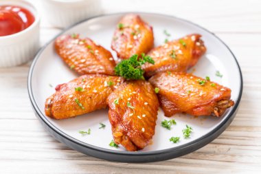 Beyaz susamlı ızgara tavuk kanadı.