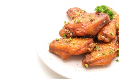 pişmiş Barbekü tavuk kanadı ile Beyaz Susam beyaz arka plan üzerinde izole