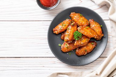 Beyaz susamlı ızgara tavuk kanadı.