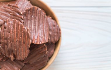 patates cipsi çikolata plaka üzerinde