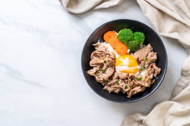 Donburi, domuz eti Pilav kasesi onsen yumurta ve sebze - Japon gıda tarzı