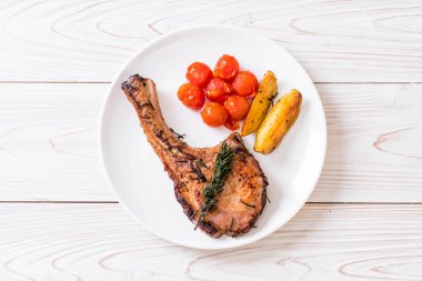 domuz eti biftek plaka üzerinde