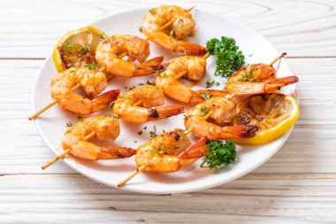 Limon - deniz ürünleri tarzı ile ızgara kaplan karides şiş