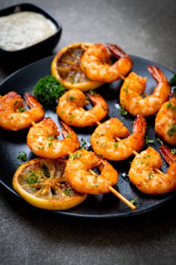 Limon - deniz ürünleri tarzı ile ızgara kaplan karides şiş