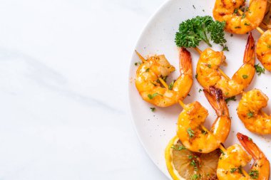 Limon - deniz ürünleri tarzı ile ızgara kaplan karides şiş