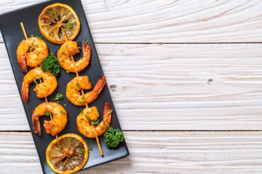 Limon - deniz ürünleri tarzı ile ızgara kaplan karides şiş