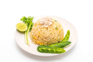 Beyaz arka plan üzerinde izole Yengeç kızarmış pilav