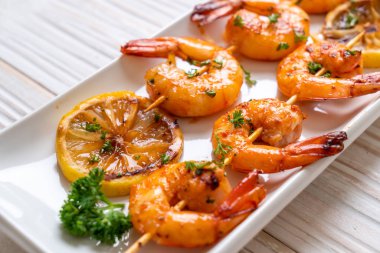 Limon - deniz ürünleri tarzı ile ızgara kaplan karides şiş