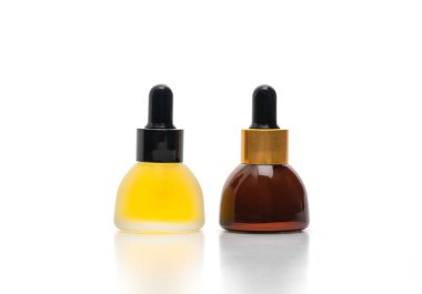 Beyaz arka plan üzerinde izole cilt bakım kremi serum yağı kozmetik ambalaj