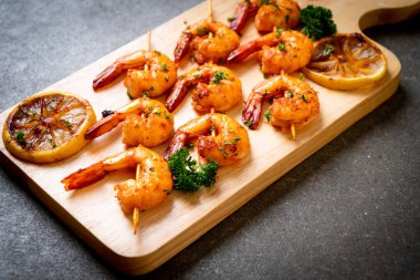 Limon - deniz ürünleri tarzı ile ızgara kaplan karides şiş