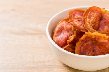 Kabın içinde kızarmış gevrek domuz pastırması