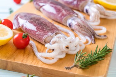 taze ahtapot veya mürekkep malzemelerle ahşap tahta üzerinde ham