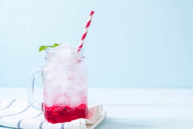 ahşap masa buzlu çilekli soda