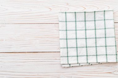 ahşap arka plan üzerinde mutfak bezi (peçete)