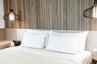 Otel yatak odası iç dekorasyonda yatak üzerinde rahat yastık
