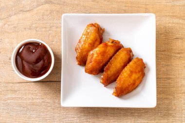 Barbekü tavuk kanadı sosu ile