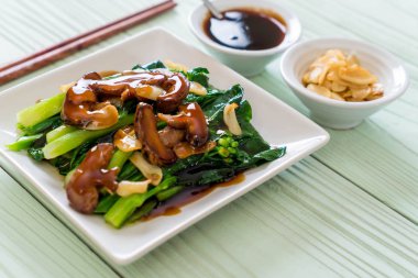 Sarımsaklı istiridye soslu kızarmış Hong Kong Kale heyecan