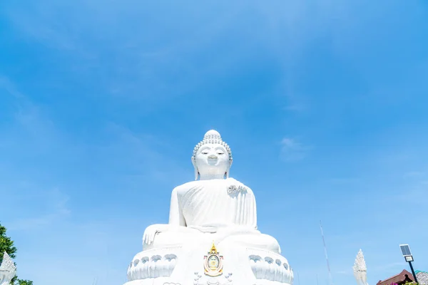 Buda Grande Mármore Branco Com Céu Azul Phuket Tailândia — Fotografia de Stock