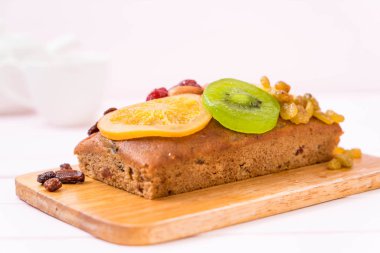 Meyveli kek ahşap arka plan üzerinde