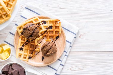 Çikolatalı dondurma waffle ve çikolata sosu ile