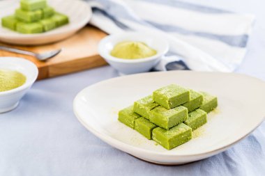 plaka üzerinde yumuşak çikolata yeşil çay