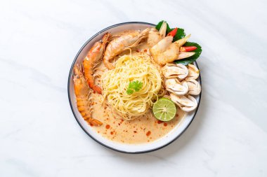 Baharatlı karides spagetti makarna (Tom Yum Goong) - İtalyan Füzyon gıda tarzı