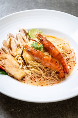 Baharatlı karides spagetti makarna (Tom Yum Goong) - İtalyan Füzyon gıda tarzı