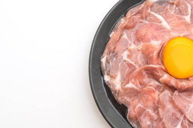 taze dilimlenmiş domuz ham yumurta pişirme veya shabu shabu ve beyaz arka plan üzerinde izole sukiyaki yapma ile