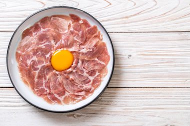 taze dilimlenmiş domuz ham yumurta pişirme veya shabu shabu ve sukiyaki yapma ile