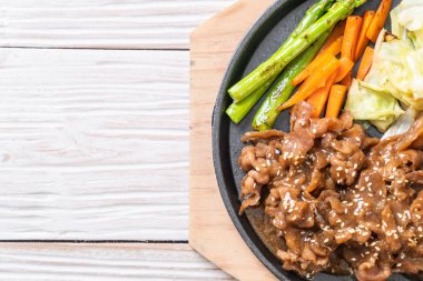 sıcak plaka - Asya tarzı domuz biftek dilimlenmiş