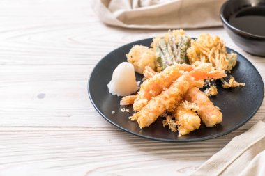 karides tempura (hırpalanmış kızarmış karides) sebze - Japon gıda tarzı