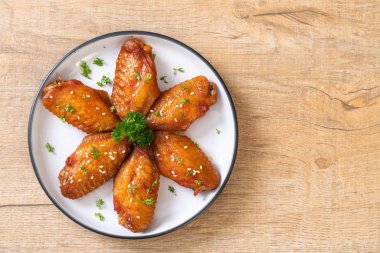 Beyaz susamlı ızgara tavuk kanadı.