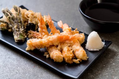 karides tempura (hırpalanmış kızarmış karides) sebze - Japon gıda tarzı