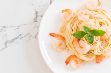 İtalyan usulü karidesli beyaz soslu spagetti krem peynir.