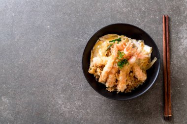 kızarmış karides tempura üzerinde beyaz surat - Japon yemekleri stil tepesinde