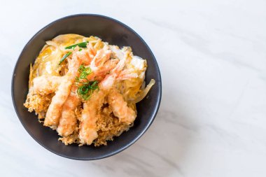 kızarmış karides tempura üzerinde beyaz surat - Japon yemekleri stil tepesinde