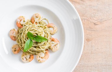 makarna spagetti pesto yeşil ve karides - İtalyan gıda tarzı
