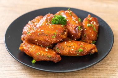 Beyaz susamlı ızgara tavuk kanadı.