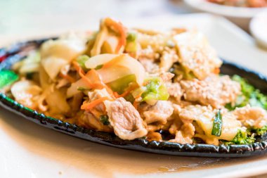 sebze (bulgogi) - Kore yemeği tarzı ile tavada kızartılmış domuz eti