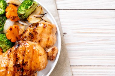 çukurunu tavuk göğsü biftek sebze (brokoli, havuç, soğan ile)