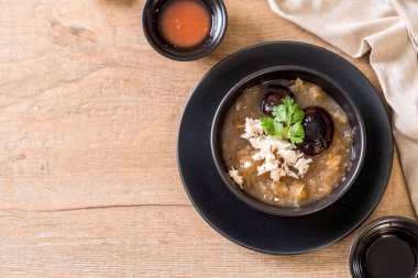 Yengeç kase kırmızı et suyu çorbası kızarmış balık Maw