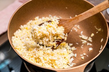 Pan kızarmış pilav pişirme