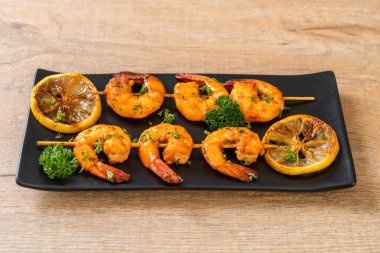 Limon - deniz ürünleri tarzı ile ızgara kaplan karides şiş