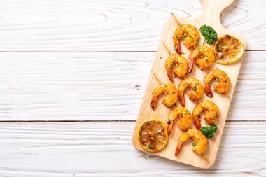 Limon - deniz ürünleri tarzı ile ızgara kaplan karides şiş