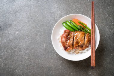 Teriyaki tavuk pilav kasesi - Asya gıda tarzı