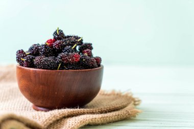 ahşap masa taze dut kase