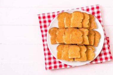 tost sarımsak ekmek plaka üzerinde