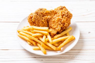 Kızarmış tavuk, patates kızartması ve nugget yemeği. Abur cubur ve sağlıksız yemek.