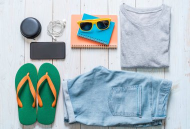 Gezgin, yaz tatili ahşap arka plan üzerinde erkek casual kıyafetler